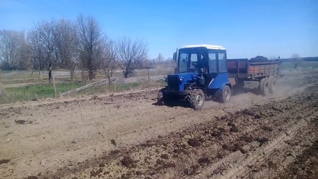 самодельный трактор и разбрасыватель органических удобрений РОУ-6 смотреть онлайн