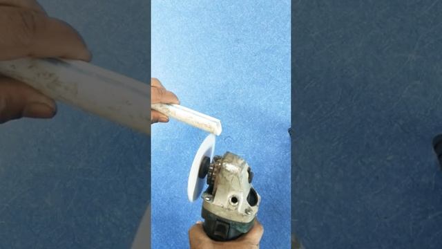 Cut plumbers pipe with cardboard l cut pvc pipe with cardboard l angle grinder l pvc l cardboard смотреть онлайн