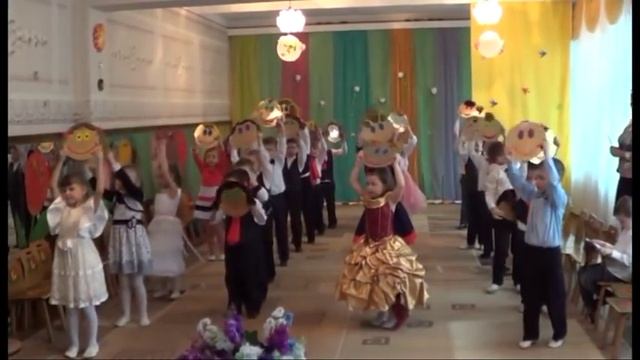 Красивый танец Мамина улыбка со смайликами (старшая группа) смотреть онлайн