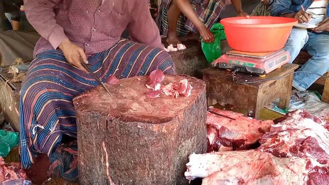 Very Big Size Buffalo Meat Cutting Skill By The Professional Butcher In A Meat Market. смотреть онлайн