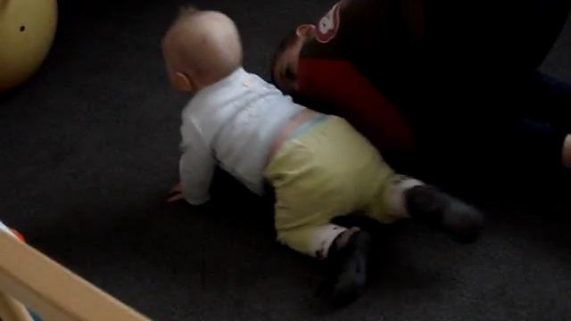 Леня (7 мес. 3 нед.) с Вовой( 11 лет) ползают смотреть онлайн