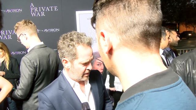 Tom Hollander on the red carpet of 'A Private War' смотреть онлайн
