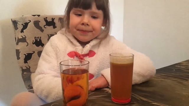 Маленький блогер выбирает натуральный яблочный сок. Детский эксперимент. смотреть онлайн