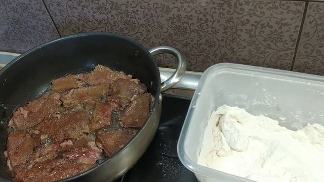 ПЕЧЕНЬ с ПОМИДОРАМИ в сметанном соусе-очень вкусно! смотреть онлайн