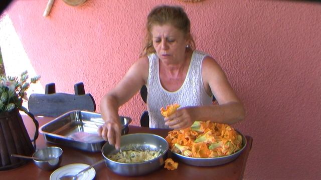 Κολοκυθοανθοί γεμιστοί με Κυπριακό Χαλούμι από την Ελίζα #MEchatzimike смотреть онлайн