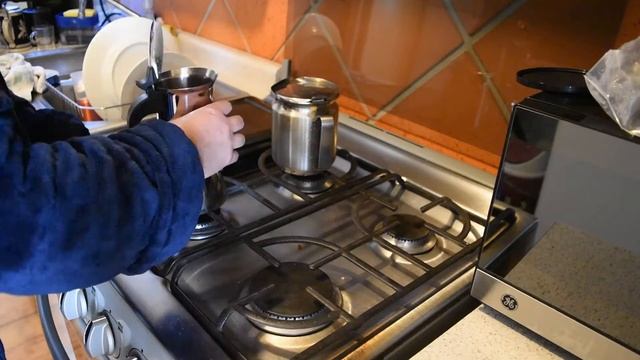 Mi cafetera italiana en acción. смотреть онлайн