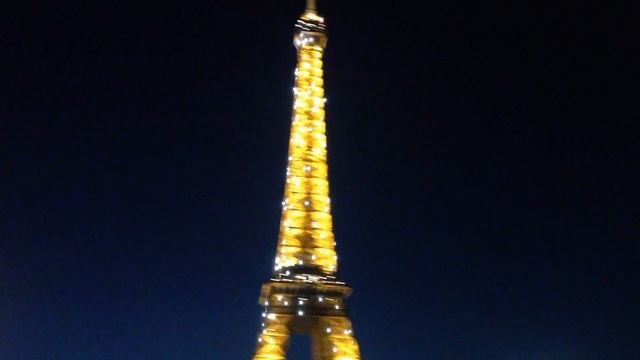 Eiffel Tower at night | Эйфелева башня вечером #Paris #Париж смотреть онлайн