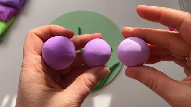 Открытка на 8 марта. Букет цветов. Мускари. Лепка из воздушного пластилина. смотреть онлайн