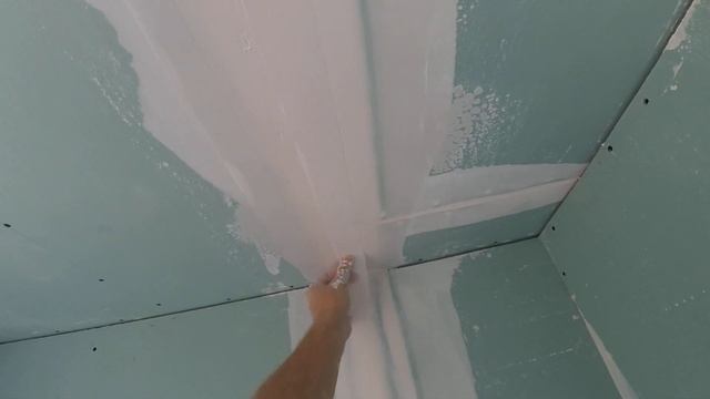 Клеим стеклохолст на швы гипсокартона. Как не сделать бугор. Клеим холст четко по середине шва.. смотреть онлайн