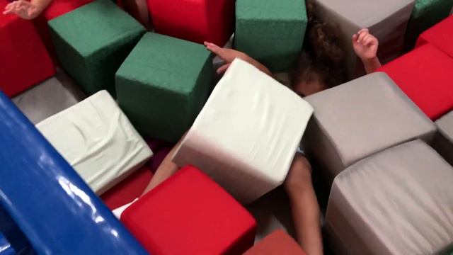 огромный развлекательный центр с батутами.ДЕТИ прыгают на батутах PLAYGROUND TRAMPOLINE PARK смотреть онлайн