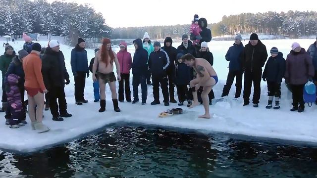 Торжественный сброс Деда Мороза в прорубь смотреть онлайн