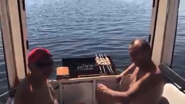 Шашлык на автомобиле-амфибии смотреть онлайн