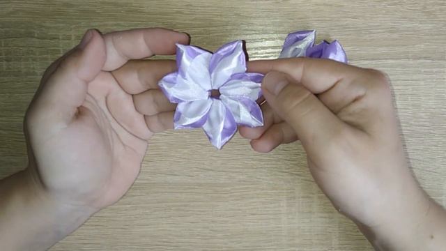 Посмотрите как просто сделать ЦВЕТОК ИЗ ЛЕНТ. Цветы из лент. Канзаши. смотреть онлайн