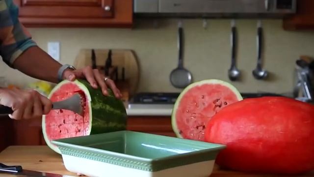 SKIN A WATERMELON - трюк для вечеринки| Марк Робер на русском смотреть онлайн