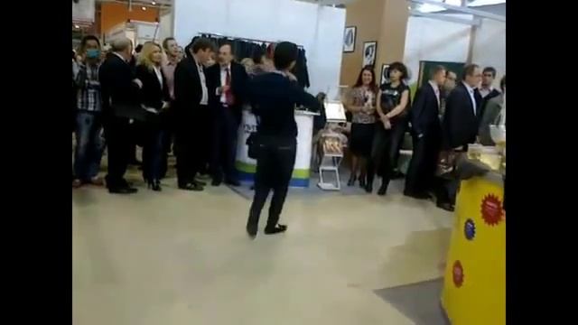 Легкая Лезгинка в Москве с нежданчиком))).mp4 смотреть онлайн