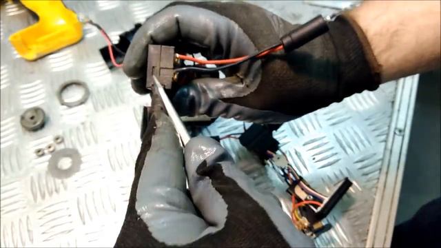 Нет плавного пуска, проблема кнопки шуруповерта DeWALT DCD734 14.4V смотреть онлайн