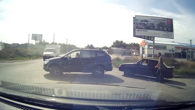 Безумный водитель в Севастополе напал на ВАЗ 2115 и разбил рукой лобовое стекло. смотреть онлайн