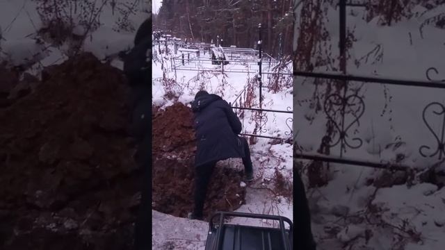 Копка могилы зимой с отбойным молотком смотреть онлайн