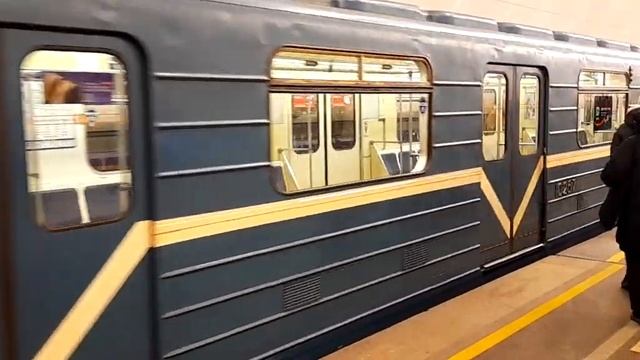 Разгон поезда Петербургского метро. На поезд посадки нет, поезд едет в депо со станции Садовая! смотреть онлайн