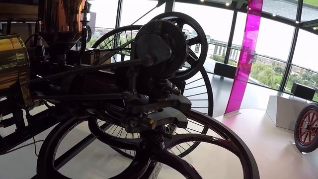 Benz Patent-Motorwagen - первый в мире автомобиль с двигателем внутреннего сгорания смотреть онлайн