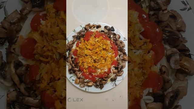 БЮДЖЕТНЫЙ ОБЕД! СПАГЕТТИ С ГРИБАМИ, МОРКОВЬЮ, РЕПЧАТЫМ ЛУКОМ, УКРОПОМ И КЕТЧУПОМ HEINZ! смотреть онлайн