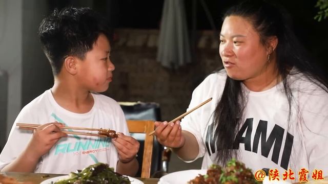 【陕北霞姐】小女儿欣然6岁啦！霞姐准备满满一桌美食给女儿过生日，感动幸福的一天！ смотреть онлайн