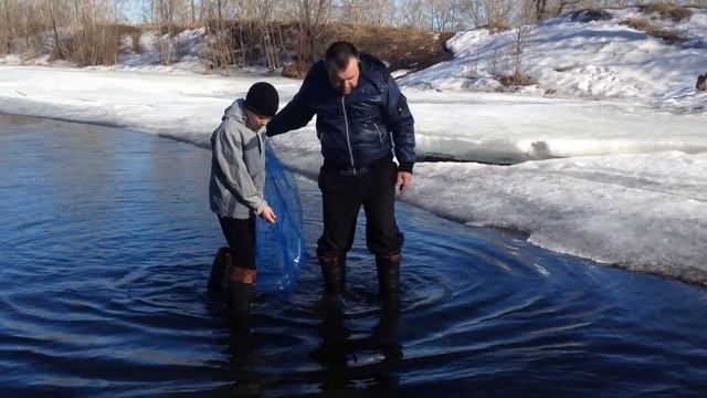 КАК МЫ С СЫНОМ МОРМЫШ ДЛЯ РЫБАЛКИ ДОБЫВАЛИ смотреть онлайн