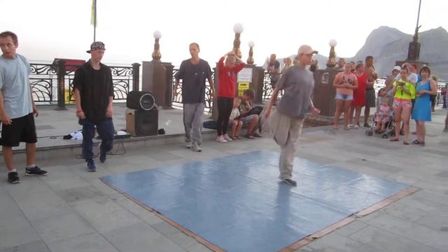 На набережной города Судак брейк данс смотреть онлайн