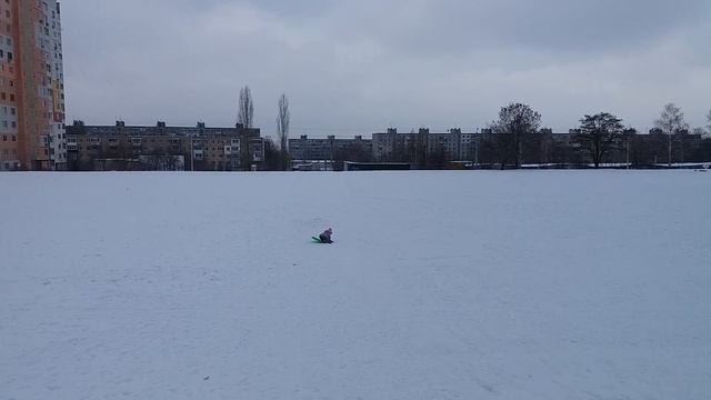 Детская ледянка и ледяная горка - катание на таблетке смотреть онлайн