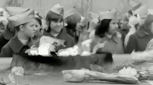 1975 год. Тюмень. День Пионерии. Встреча у Вечного огня с ветеранами.