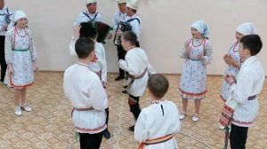 Марийская народная игра "Бой петухов"