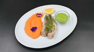 Мерлуза с пюре из батата и соусом сальса верде