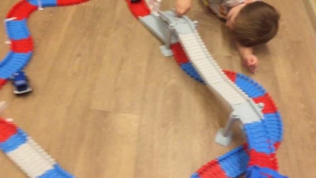 Гибкий трек "Мегаполис" машинки распаковка игрушек смотреть онлайн