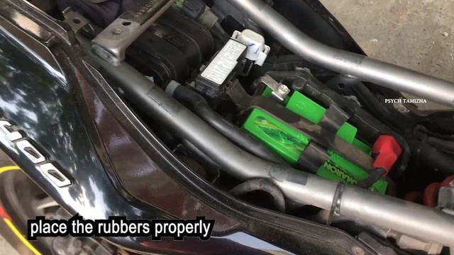 How to change battery in Bajaj Dominar 400 | Amaron vs Exide | Changing battery after 3 years смотреть онлайн