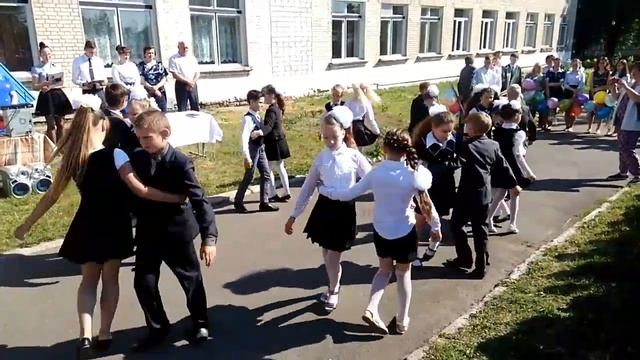Первый школьный вальс в их жизни)) смотреть онлайн