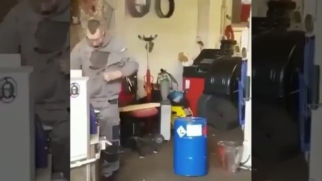 Fuel barrel explosion / Взрыв бочки из под топлива смотреть онлайн