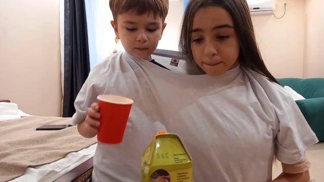 МЫ СКЛЕИЛИСЬ НА 24 ЧАСА _ ОДИН СВИТЕР ЧЕЛЛЕНДЖ !