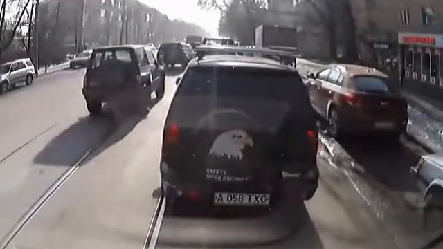 Алматы. Езда по встречным трамвайным путям. Пешеходы на дороге 20150204 1251 смотреть онлайн