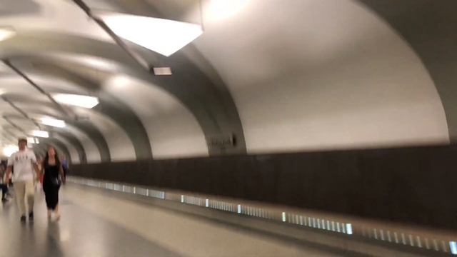 Лифты и электропоезда «81-760 (Ока)» на станции метро «Новокосино» (КалЛ) // 14 августа 2022 года смотреть онлайн