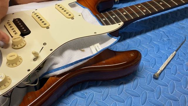 Replacing the S-1 Pot on a Fender electric guitar смотреть онлайн