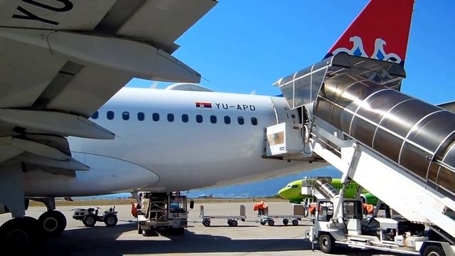 Tivat Airport - AirSERBIA Airbus A319-132 YU-APD смотреть онлайн