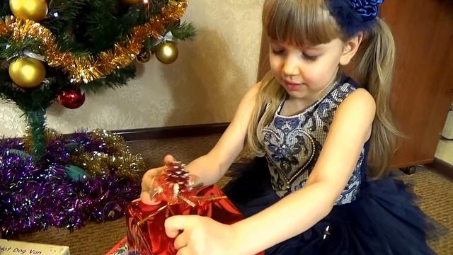❄ ПОДАРКИ НА НОВЫЙ ГОД!❄ ДЕД МОРОЗ СУЩЕСТВУЕТ!!! Много игрушек и конфет :) смотреть онлайн
