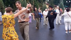 НЕСЕ ГАЛЯ ВОДУ, КОРОМИСЛО ГНЕТЬСЯ!???_ТАНЦЫ В ПАРКЕ ГОРЬКОГО ХАРЬКОВ АВГУСТ 2021.mp4