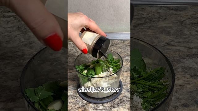 СМЕШАЙТЕ ОГУРЧИКИ И ЗЕЛЕНЬ