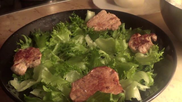 Деликатесный салат с сыром Буррата, белыми грибами и вырезкой смотреть онлайн