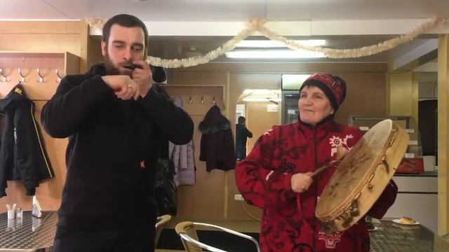 Гиперборейский шаман играет на бубне и я с варганом. смотреть онлайн