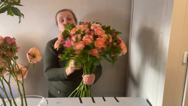 Букет из альстромерии и кустовой розы. Флористика для начинающих смотреть онлайн