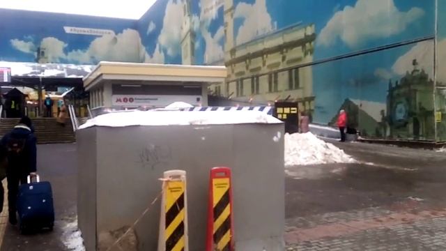 Вход в метро Комсомольская рядом с Ленинградским вокзалом до сих пор не открыли смотреть онлайн