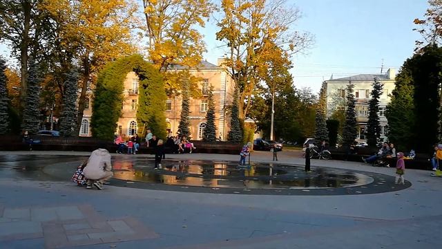 Петергоф 24 09 2020г Фонтан на площади смотреть онлайн