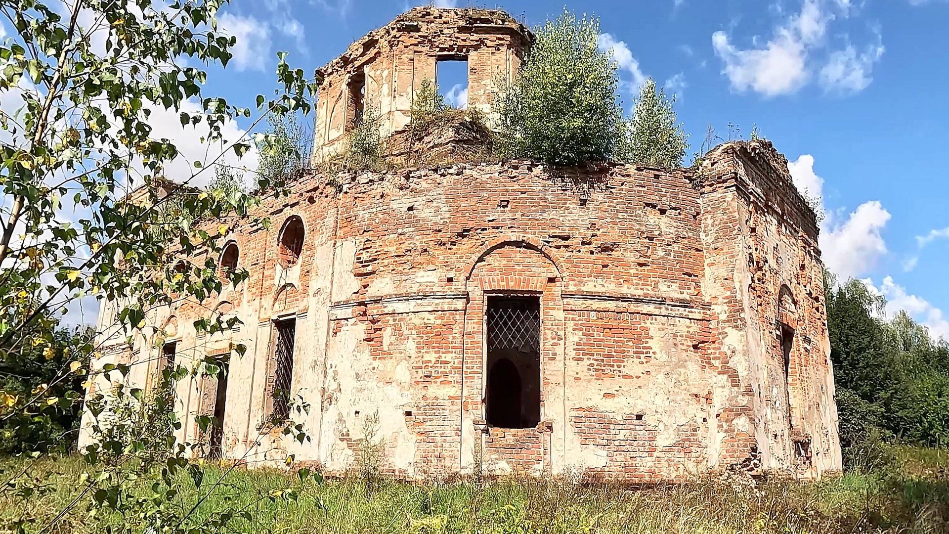 Старая заброшенная церковь в Тяполово. Духовщинский район. смотреть онлайн